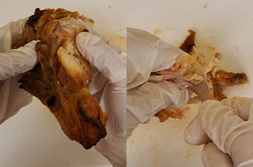 3.「むね」のあばら骨部分と肉部分を切り離します。手で簡単にほぐれますので、太い骨も細い骨も取り除いてください。